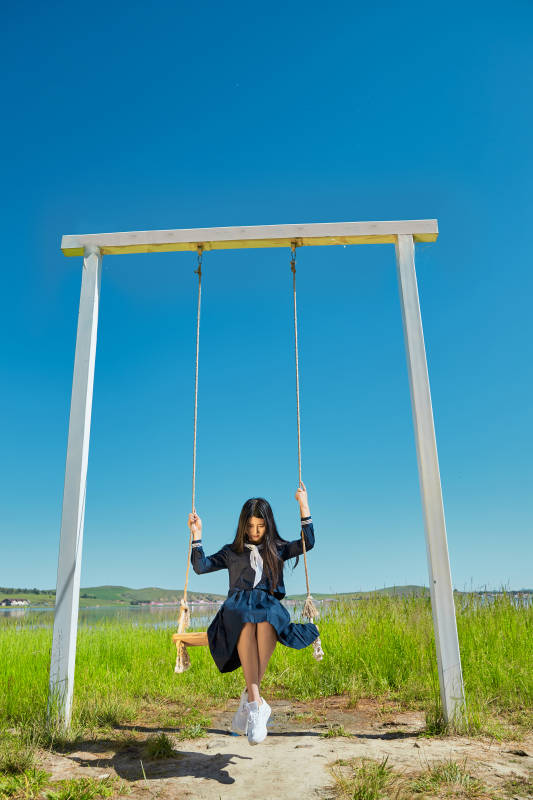 草原湖畔打卡点游玩拍照的亚洲少女图片