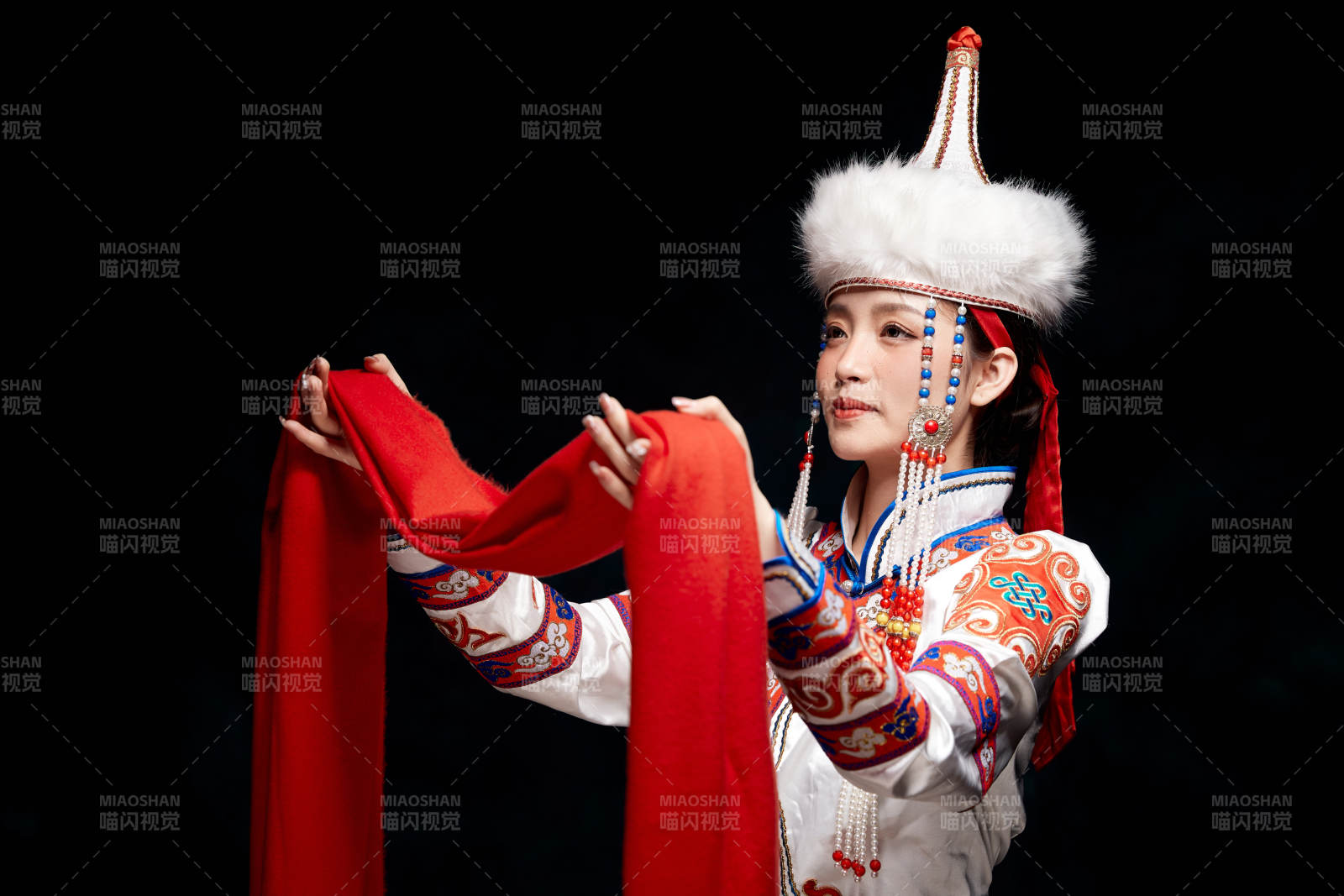 穿着蒙古族服饰的亚洲青年女性图片