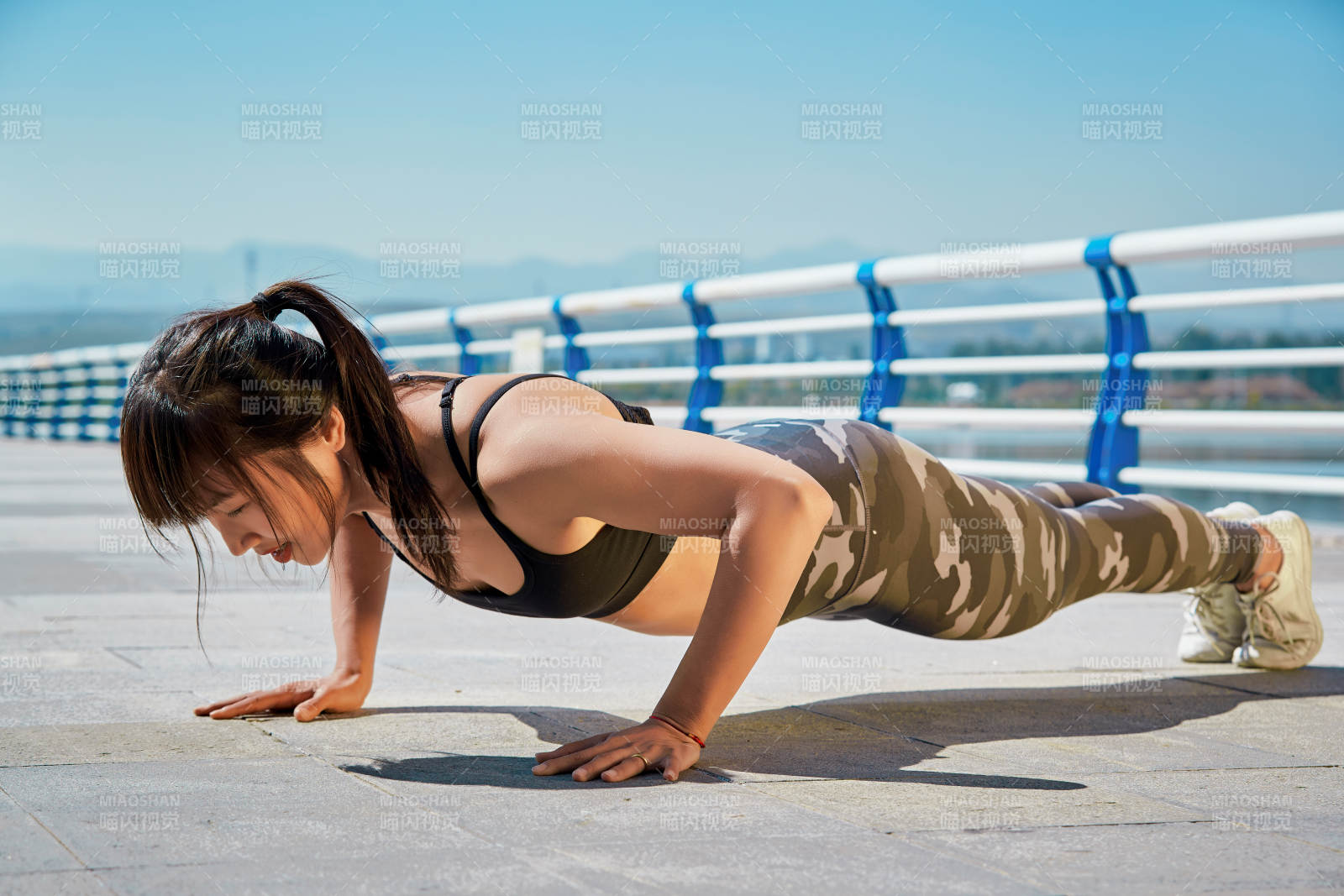 户外河畔公园做拉伸有氧运动的亚洲女性图片