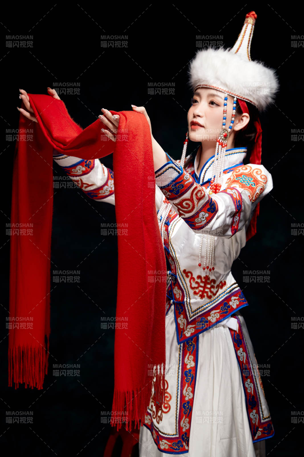 穿着蒙古族服饰的亚洲青年女性图片