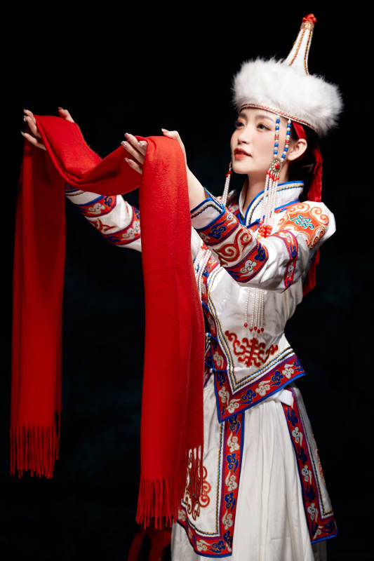 穿着蒙古族服饰的亚洲青年女性图片