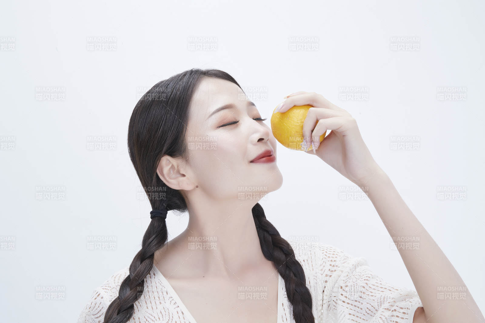 手拿柠檬身穿镂空连衣裙的亚洲可爱少女人像图片