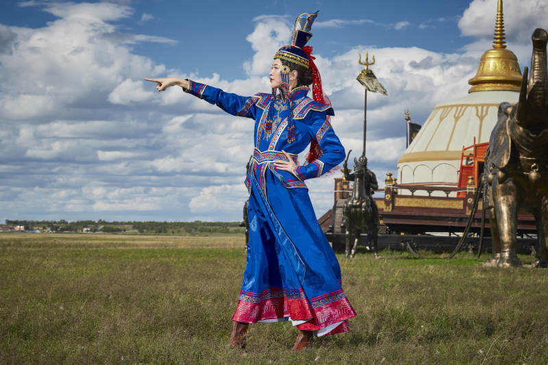 草原上金源大帐蒙古战车上身穿豪华蒙古族服饰的蒙族少女图片