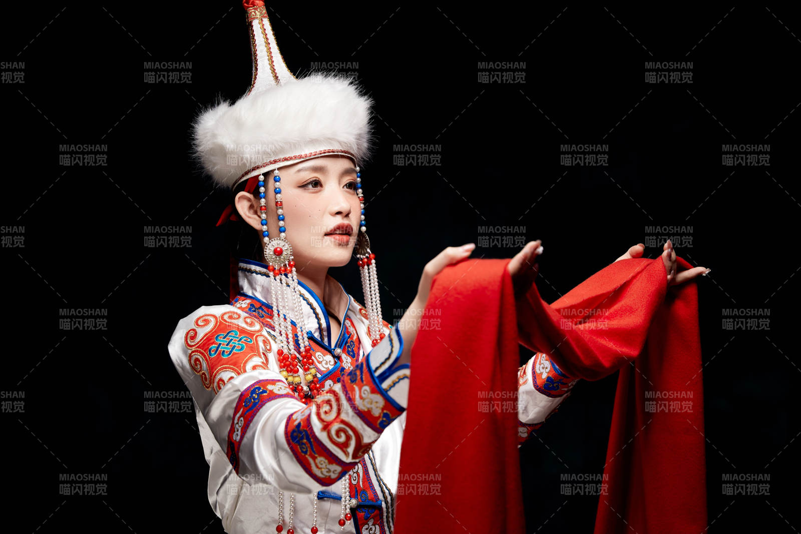 穿着蒙古族服饰的亚洲青年女性图片