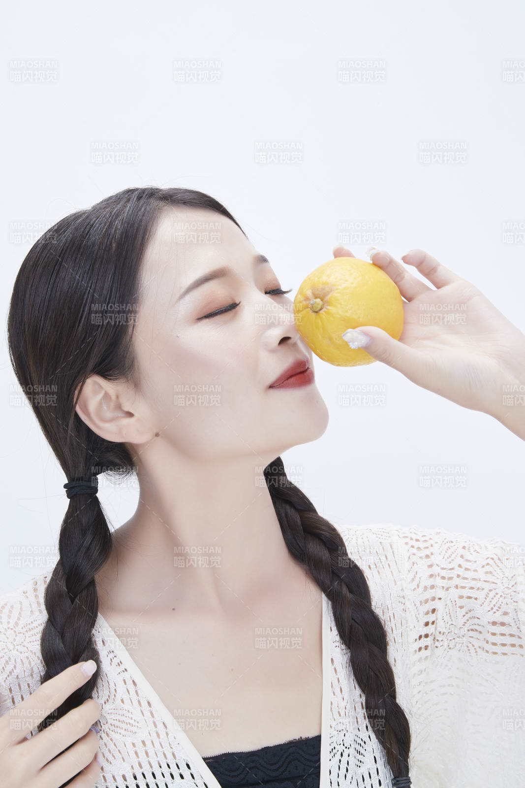 手拿柠檬身穿镂空连衣裙的亚洲可爱少女人像图片