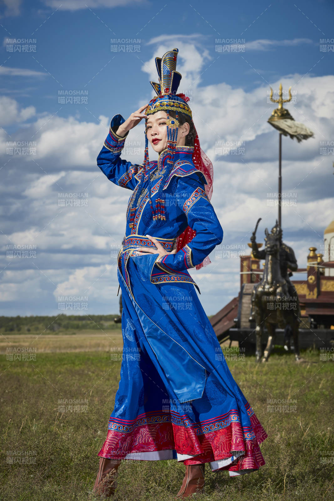 草原上金源大帐蒙古战车上身穿豪华蒙古族服饰的蒙族少女图片