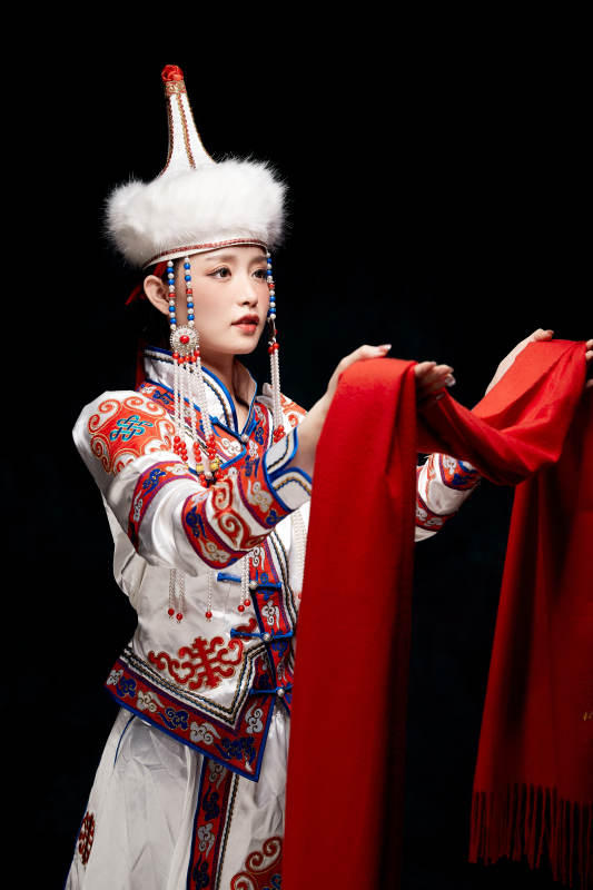 穿着蒙古族服饰的亚洲青年女性图片