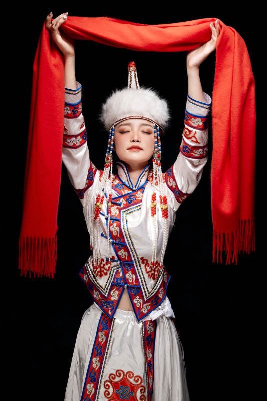 穿着蒙古族服饰的亚洲青年女性图片