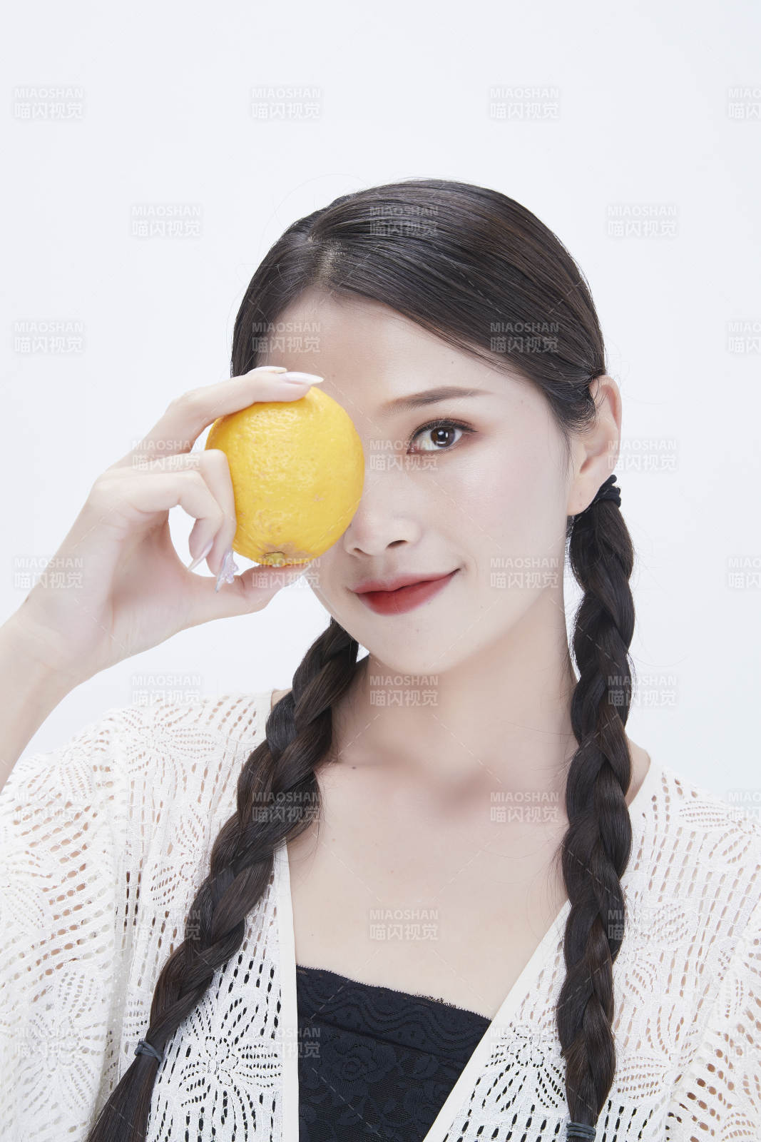 手拿柠檬身穿镂空连衣裙的亚洲可爱少女人像图片