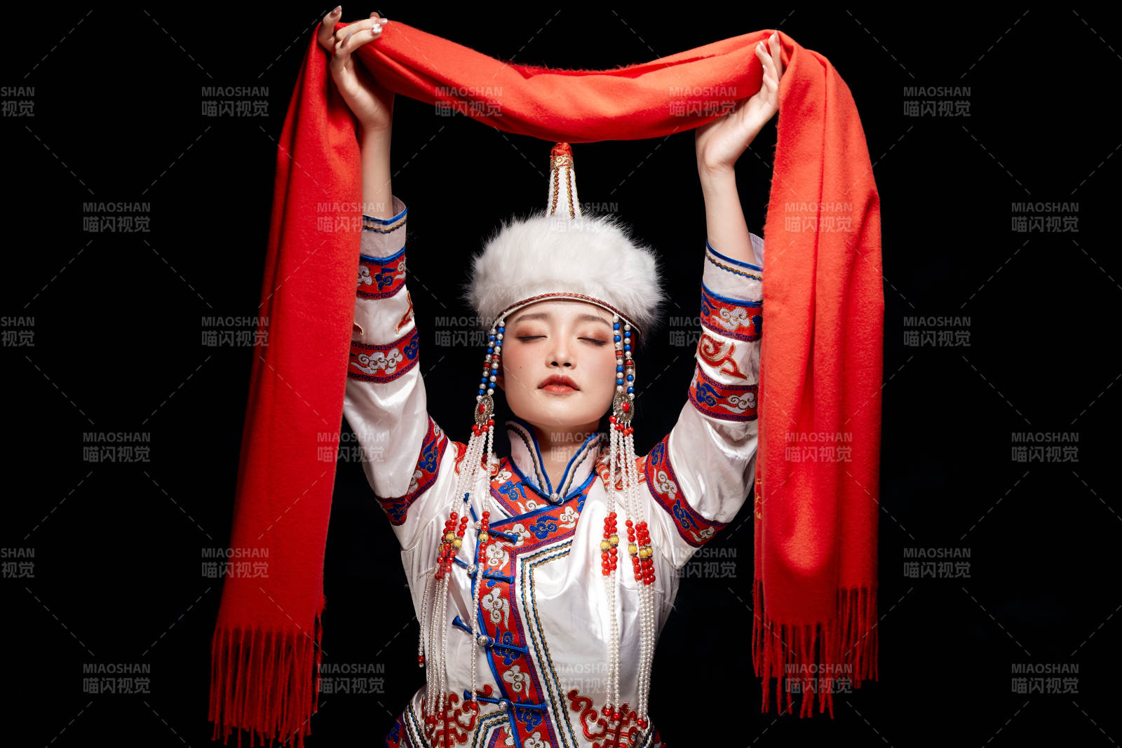 穿着蒙古族服饰的亚洲青年女性图片