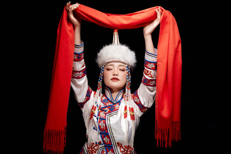 穿着蒙古族服饰的亚洲青年女性图片