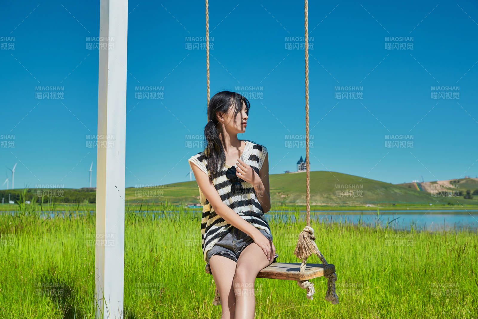 草原湖畔打卡点游玩拍照的亚洲少女图片