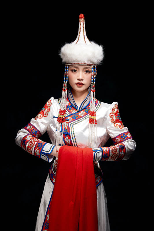 穿着蒙古族服饰的亚洲青年女性图片