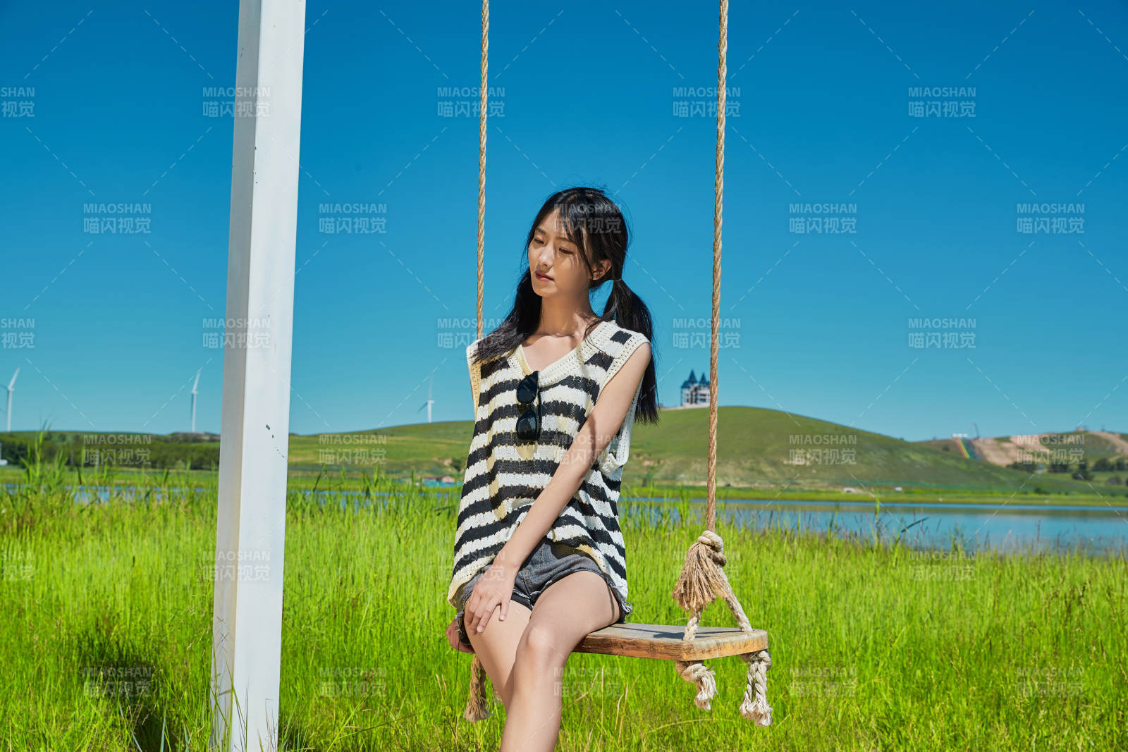 草原湖畔打卡点游玩拍照的亚洲少女图片