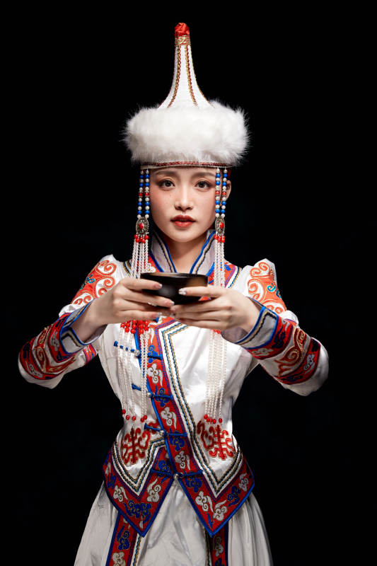 穿着蒙古族服饰的亚洲青年女性图片