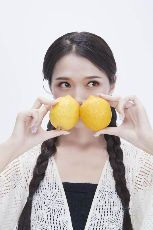 手拿柠檬身穿镂空连衣裙的亚洲可爱少女人像图片