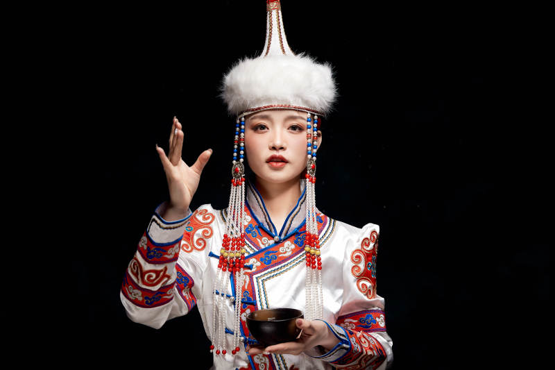 穿着蒙古族服饰的亚洲青年女性图片