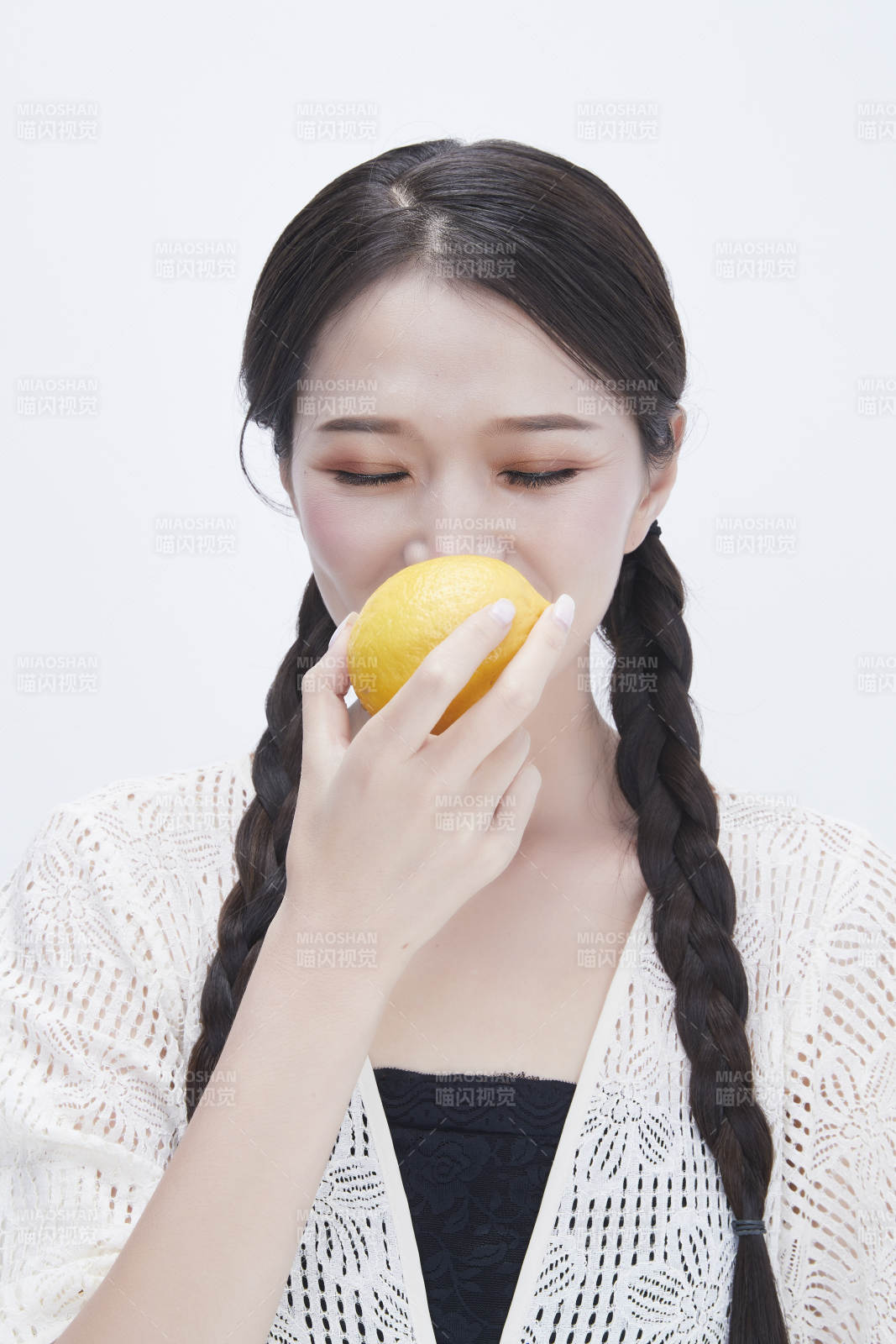 手拿柠檬身穿镂空连衣裙的亚洲可爱少女人像图片