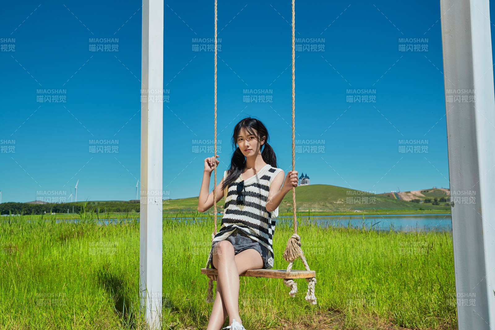 草原湖畔打卡点游玩拍照的亚洲少女图片