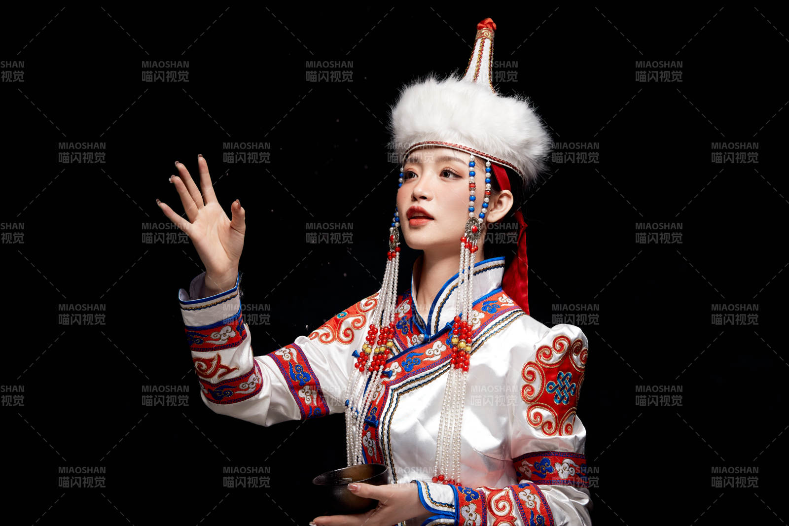 穿着蒙古族服饰的亚洲青年女性图片