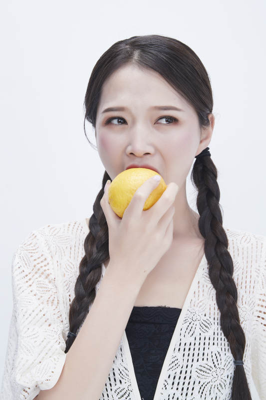 手拿柠檬身穿镂空连衣裙的亚洲可爱少女人像图片