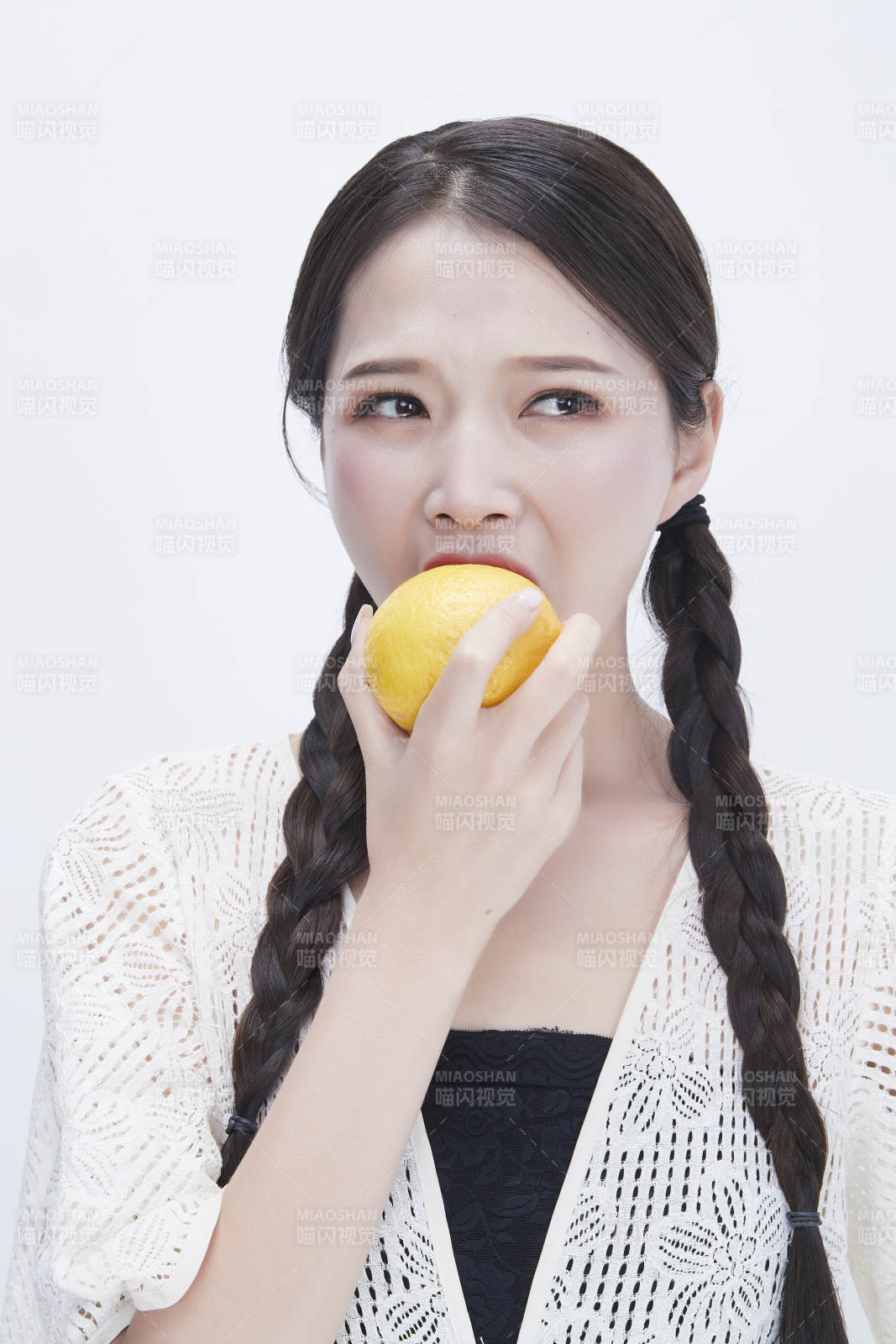 手拿柠檬身穿镂空连衣裙的亚洲可爱少女人像图片