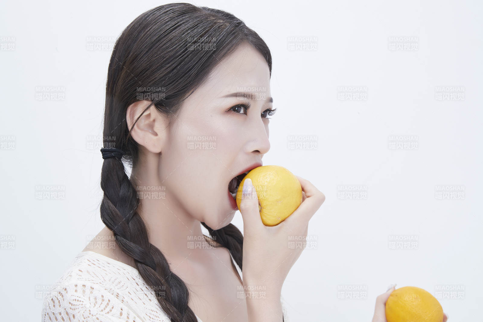 手拿柠檬身穿镂空连衣裙的亚洲可爱少女人像图片