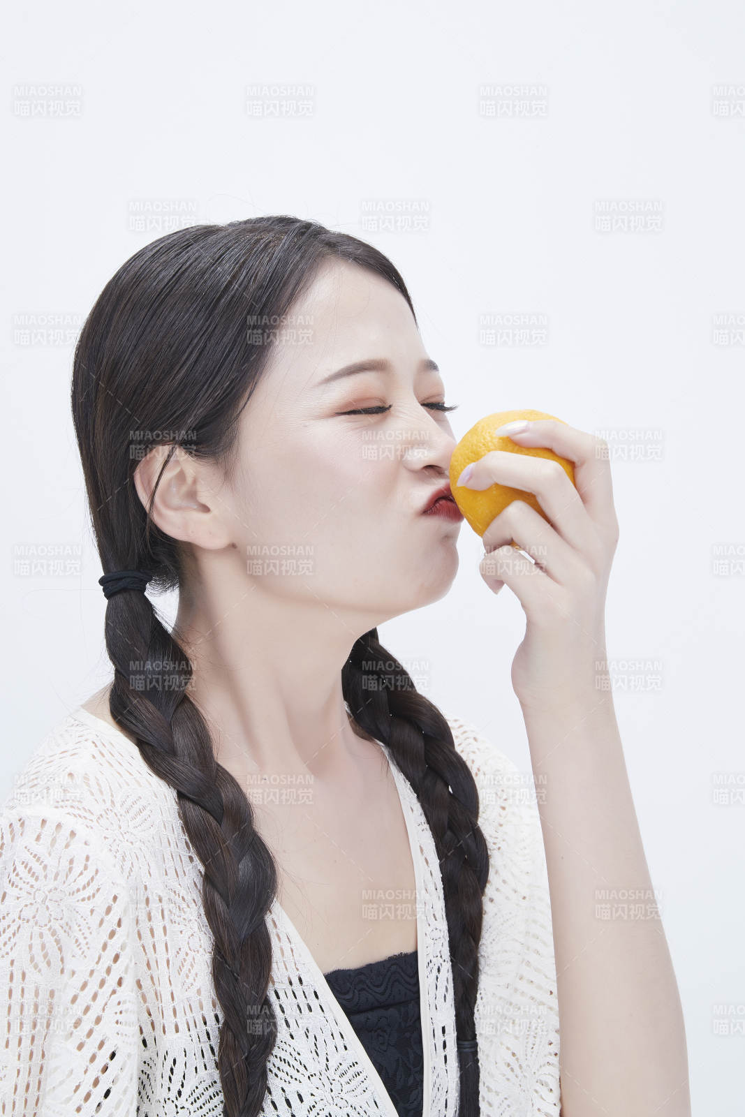 手拿柠檬身穿镂空连衣裙的亚洲可爱少女人像图片