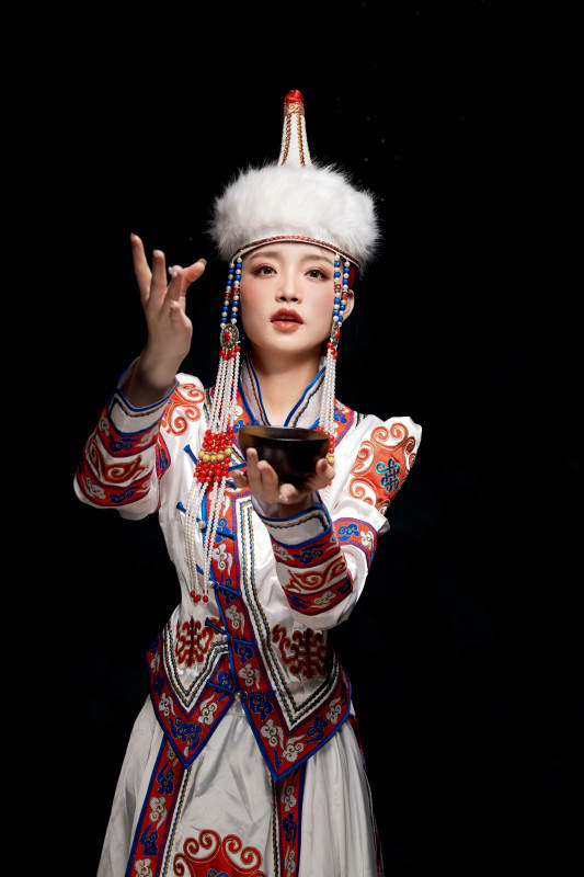 穿着蒙古族服饰的亚洲青年女性图片