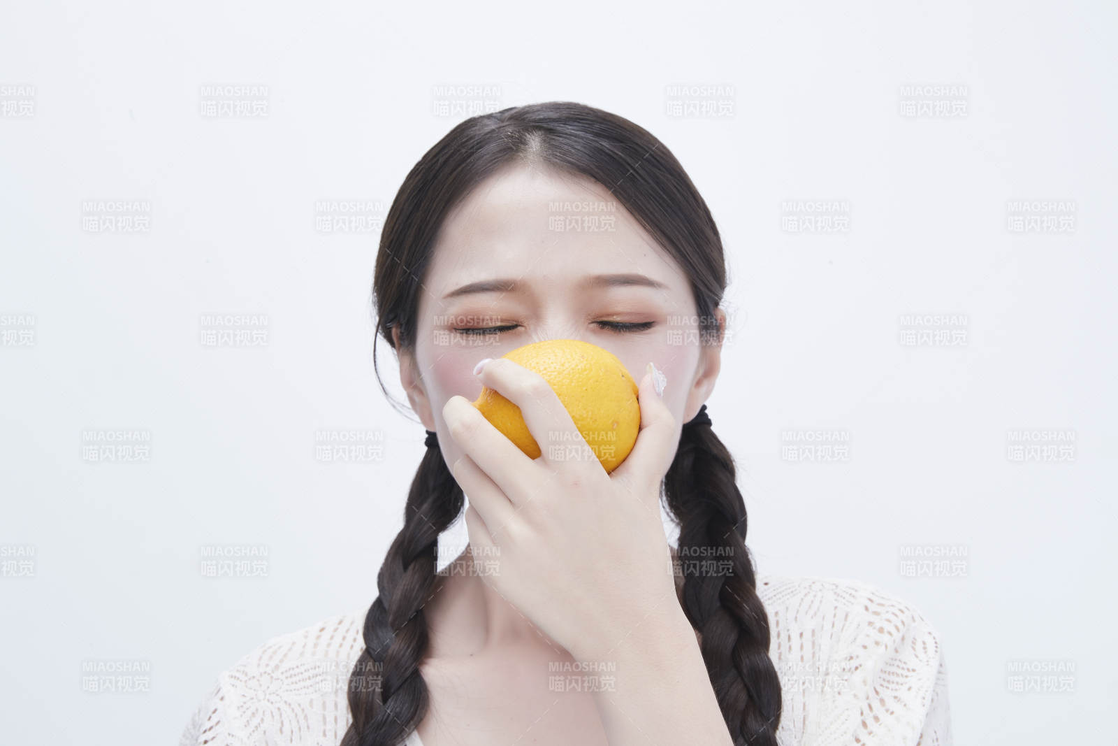 手拿柠檬身穿镂空连衣裙的亚洲可爱少女人像图片