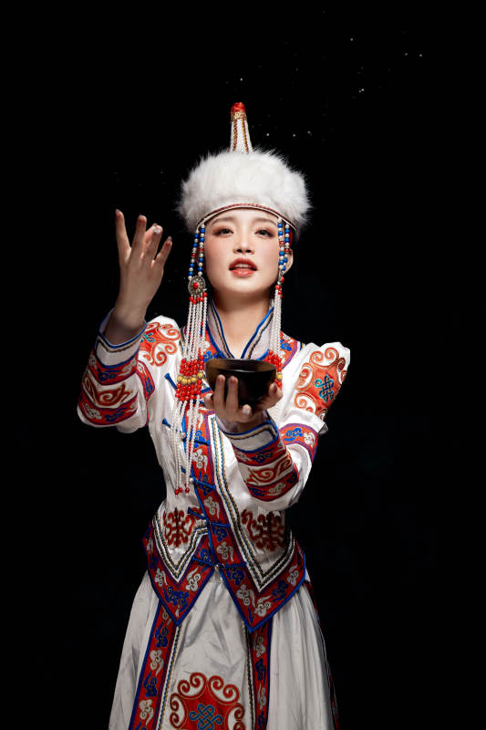 穿着蒙古族服饰的亚洲青年女性图片