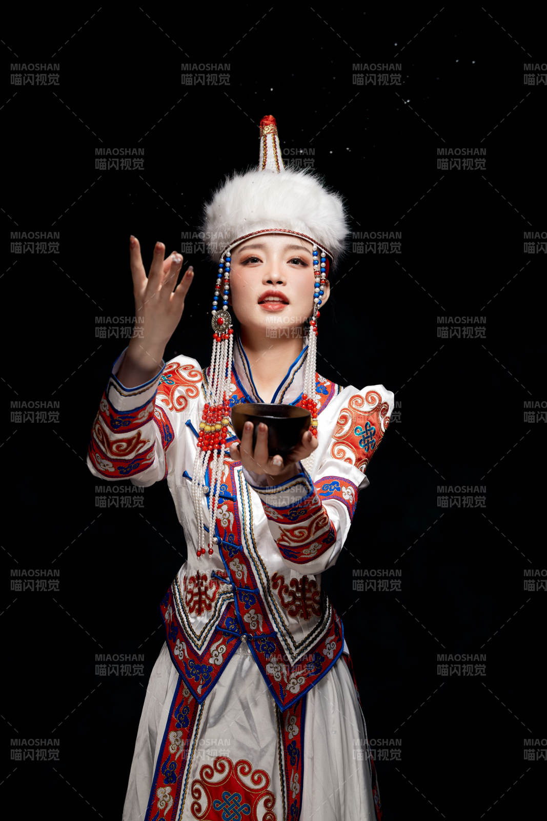 穿着蒙古族服饰的亚洲青年女性图片