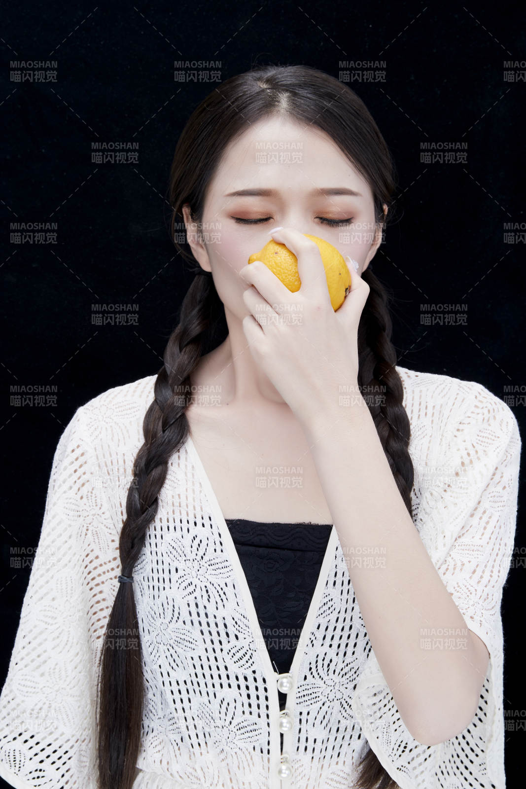 手拿柠檬身穿镂空连衣裙的亚洲可爱少女人像图片