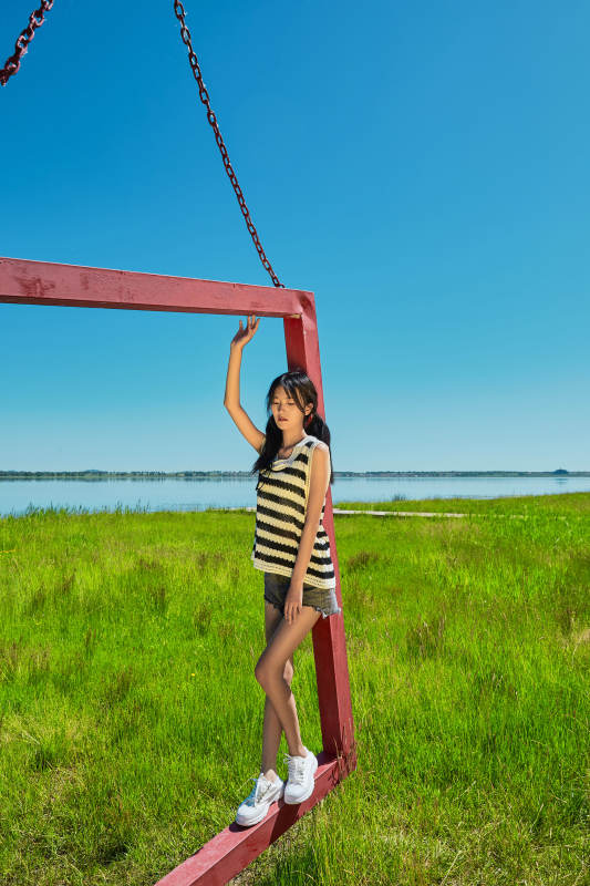 草原湖畔打卡点游玩拍照的亚洲少女图片