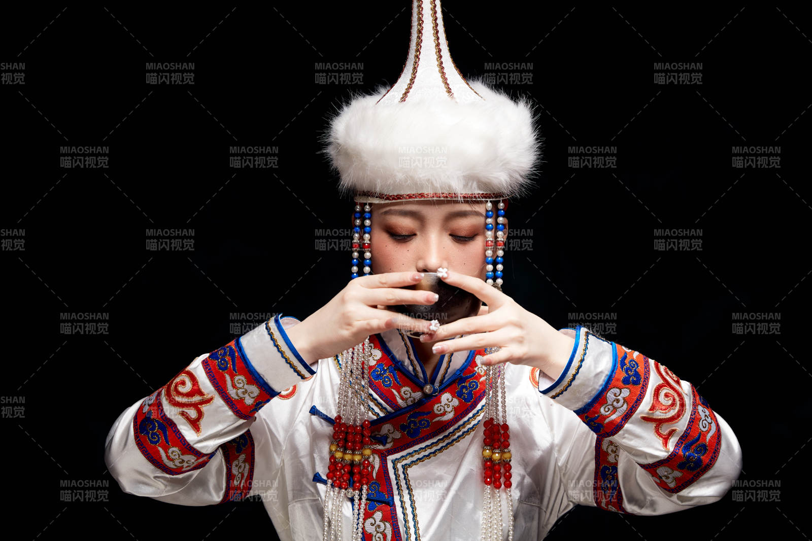 穿着蒙古族服饰的亚洲青年女性图片