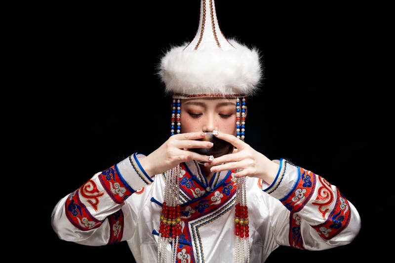 穿着蒙古族服饰的亚洲青年女性图片