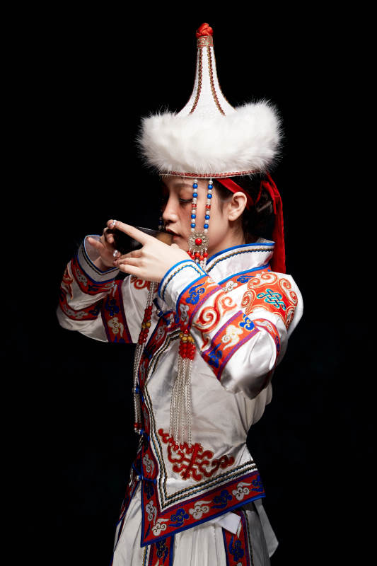 穿着蒙古族服饰的亚洲青年女性图片