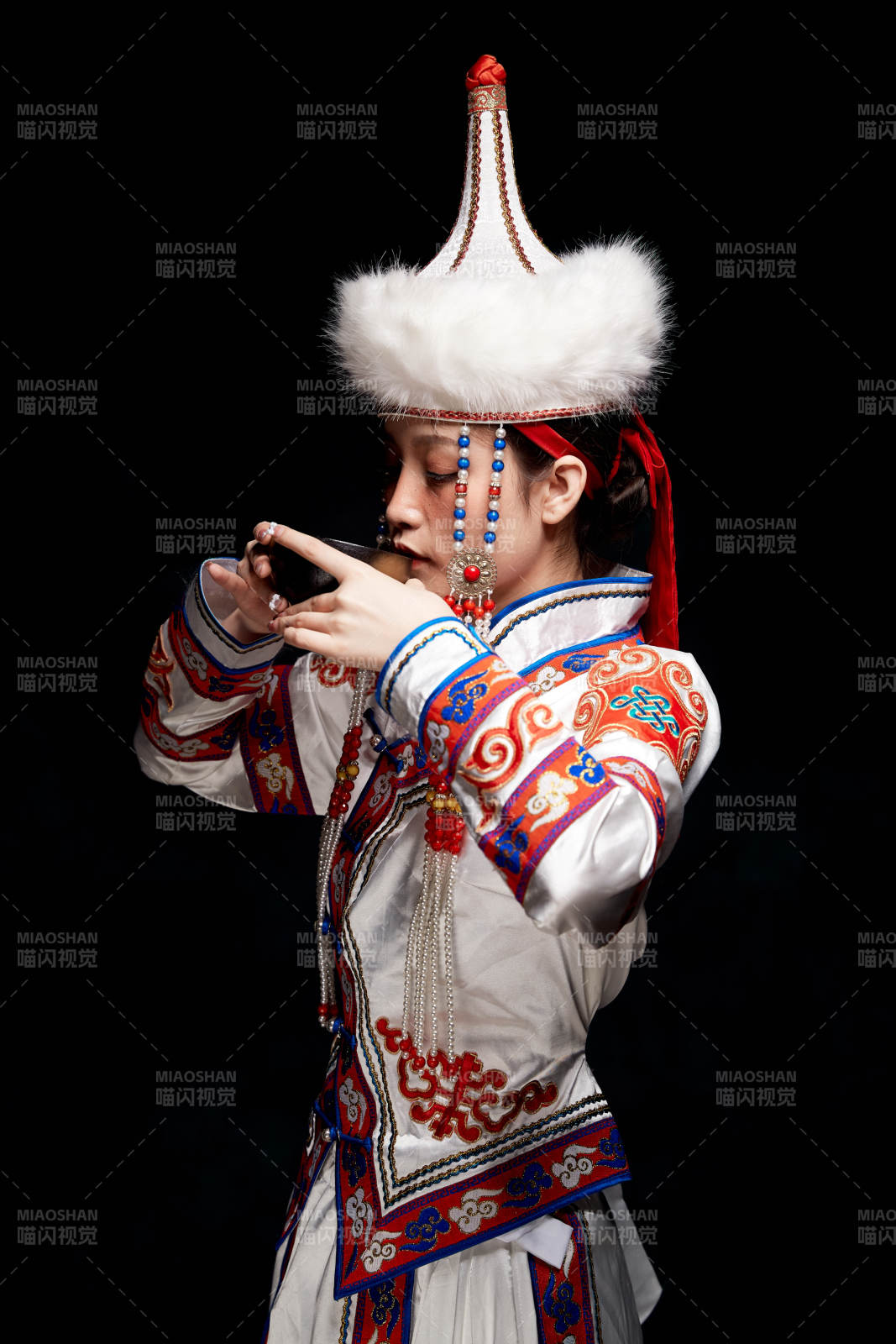 穿着蒙古族服饰的亚洲青年女性图片