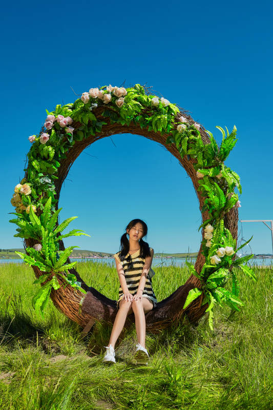 草原湖畔打卡点游玩拍照的亚洲少女图片