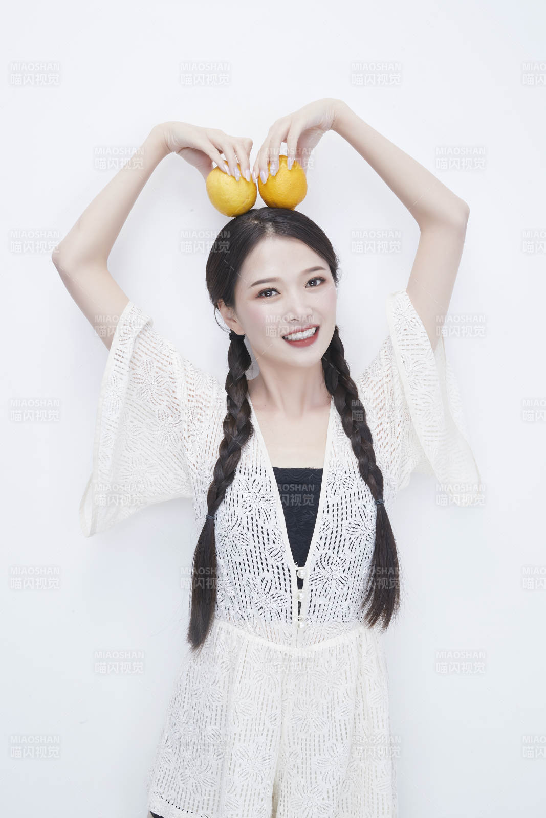 手拿柠檬身穿镂空连衣裙的亚洲可爱少女人像图片