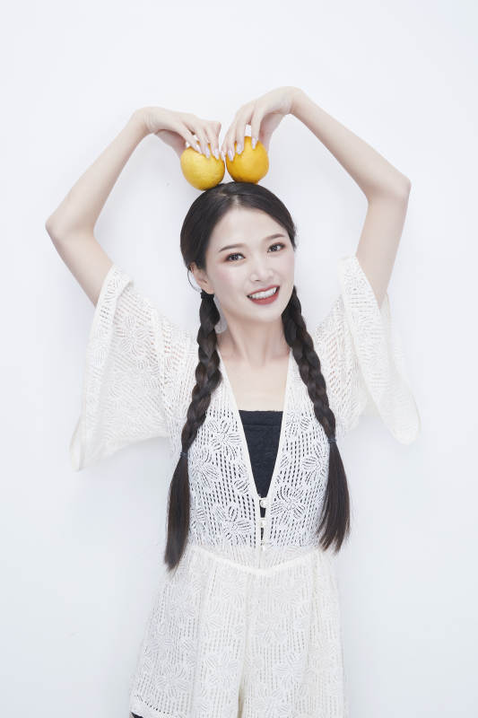 手拿柠檬身穿镂空连衣裙的亚洲可爱少女人像图片