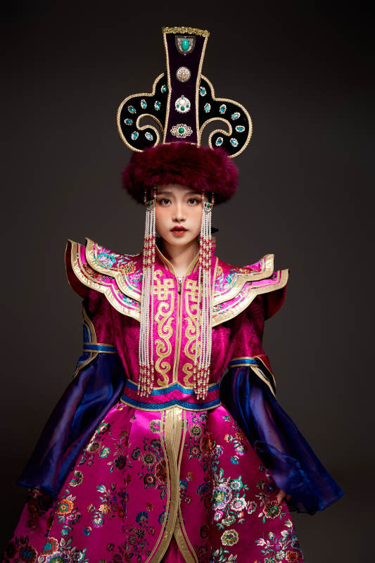 穿着蒙古族服饰的亚洲青年女性图片