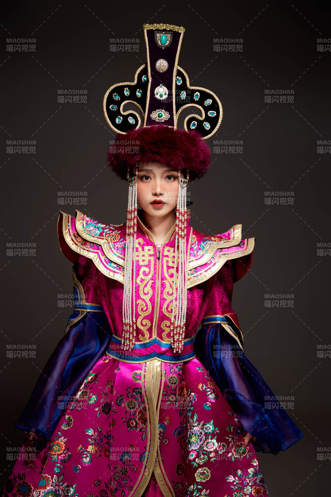 穿着蒙古族服饰的亚洲青年女性图片