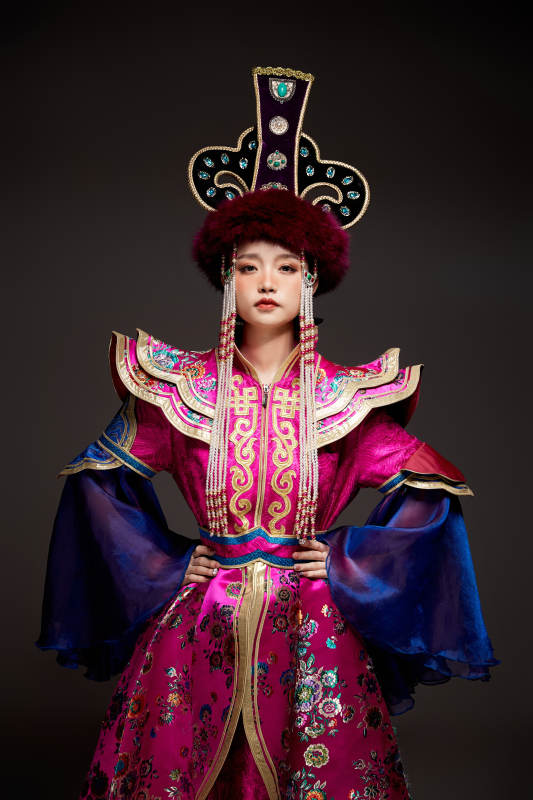 穿着蒙古族服饰的亚洲青年女性图片