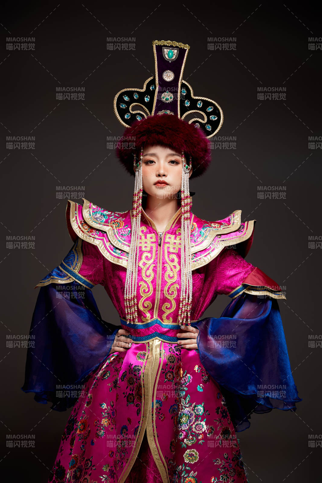 穿着蒙古族服饰的亚洲青年女性图片