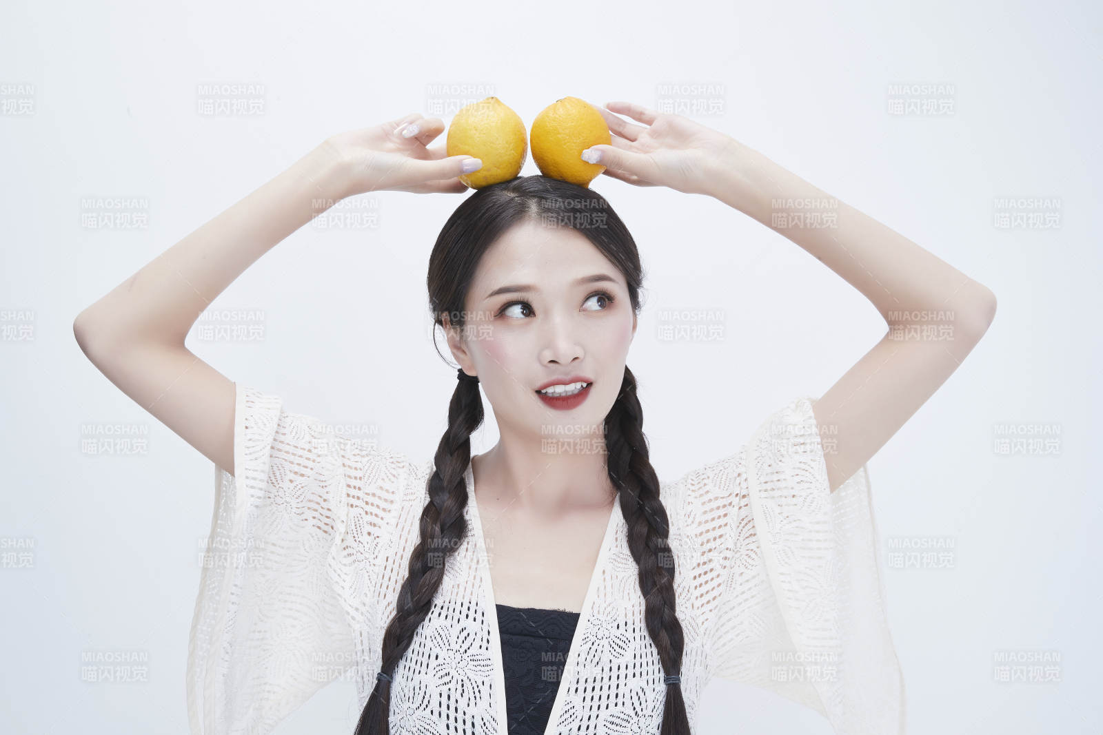 手拿柠檬身穿镂空连衣裙的亚洲可爱少女人像图片