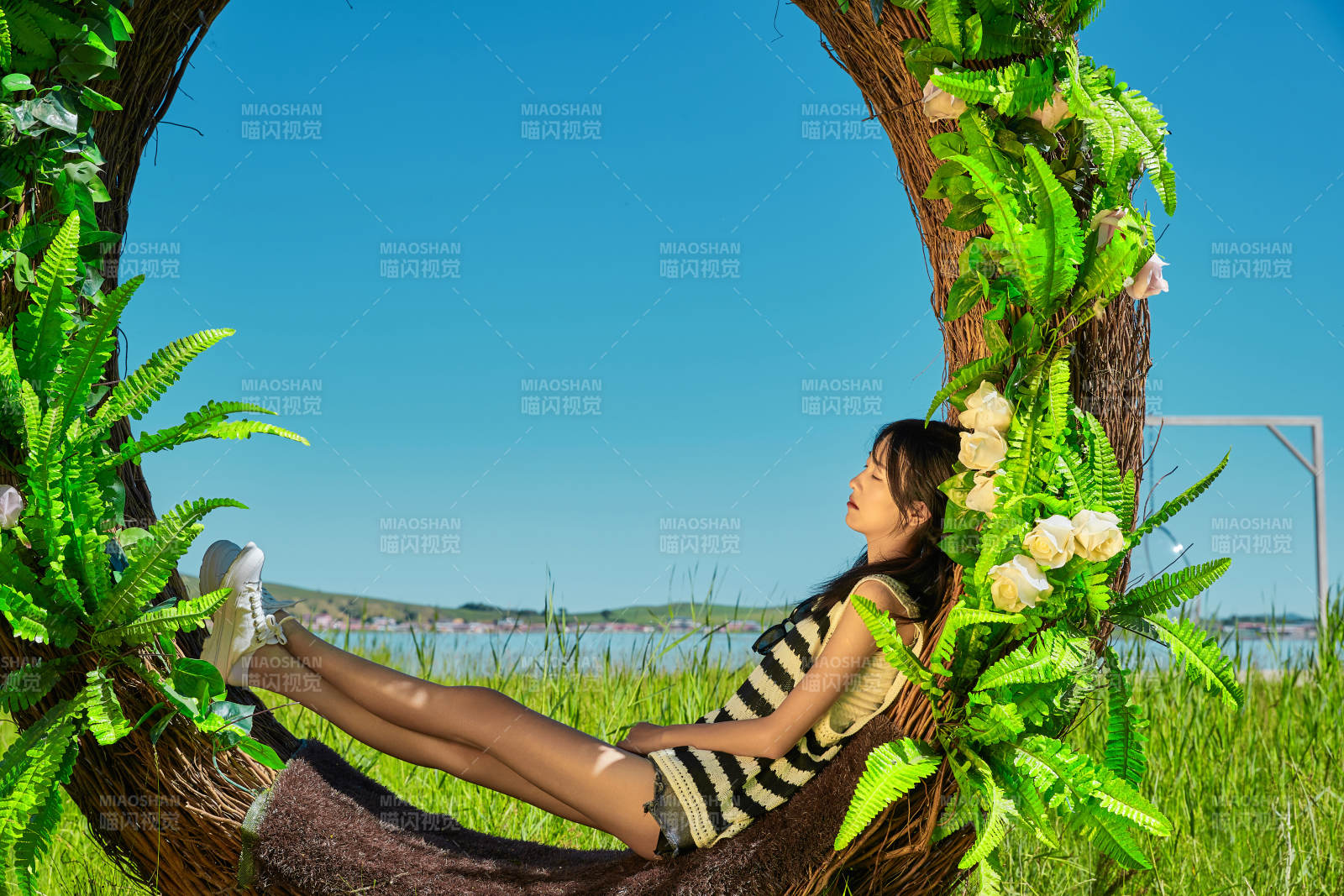 草原湖畔打卡点游玩拍照的亚洲少女图片