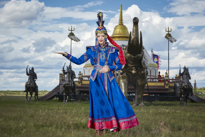 草原上金源大帐蒙古战车上身穿豪华蒙古族服饰的蒙族少女图片