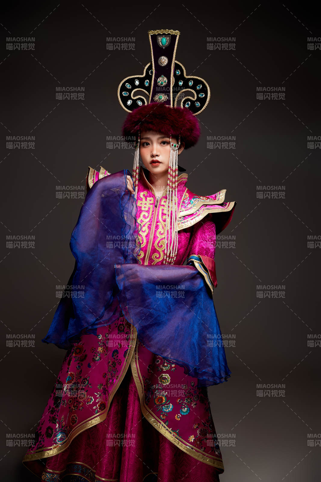 穿着蒙古族服饰的亚洲青年女性图片