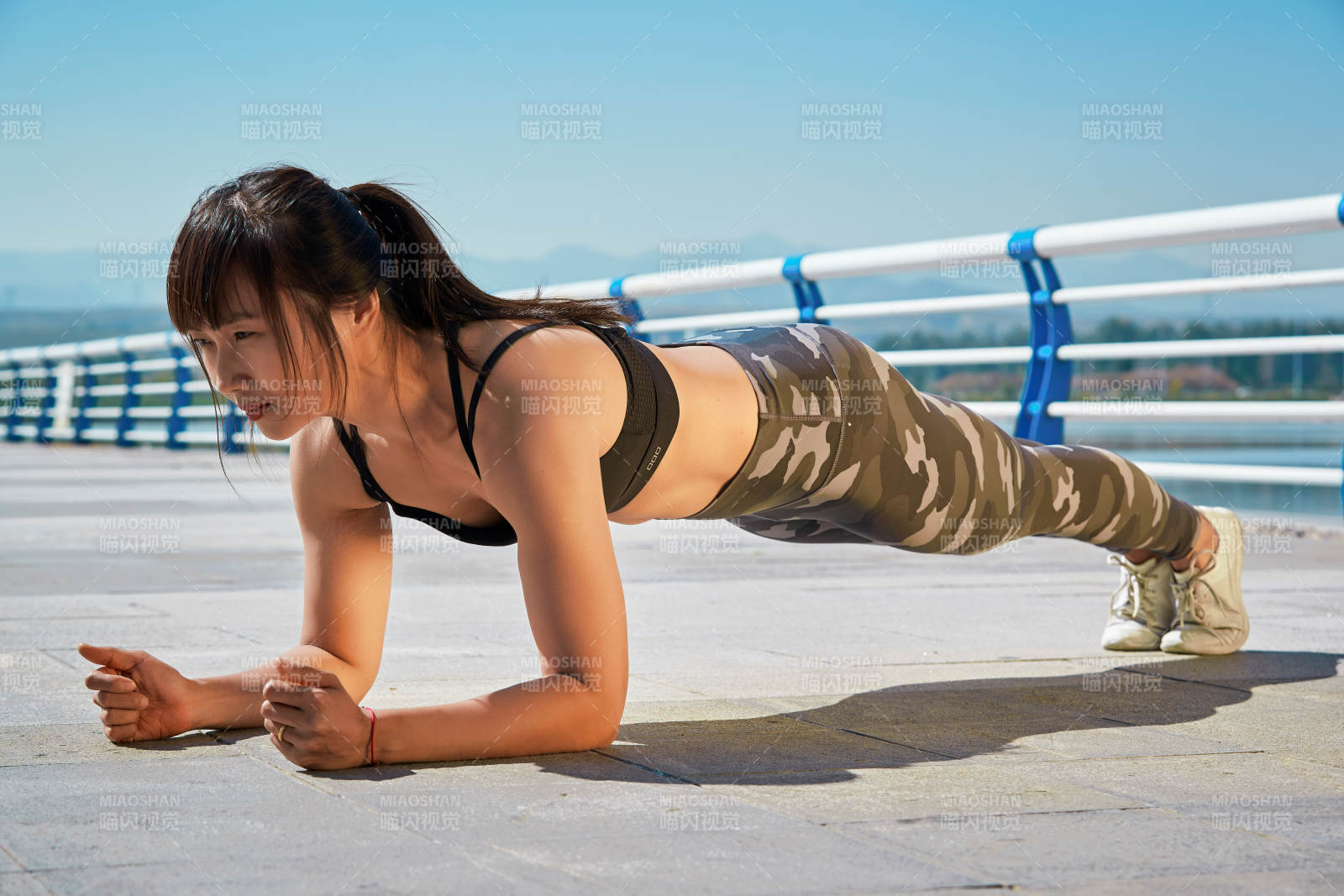 户外河畔公园做拉伸有氧运动的亚洲女性图片